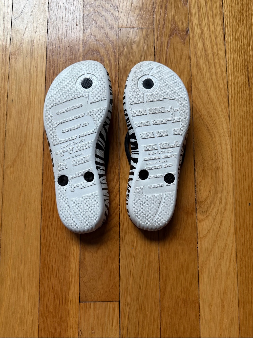 FitFlop Women’s iQushion Flip-Flops (Ergonomic w/Arch Support) - Picture 2 of 5